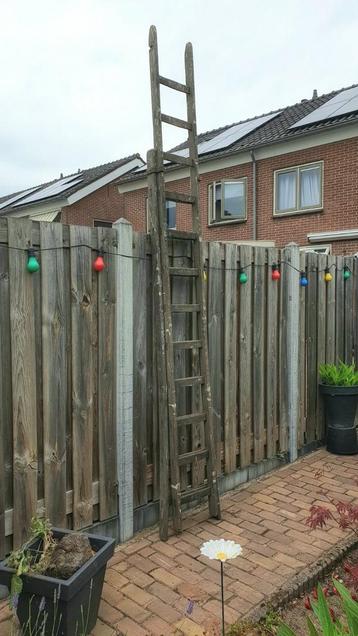 Mooie oude schildersladder beschikbaar voor biedingen