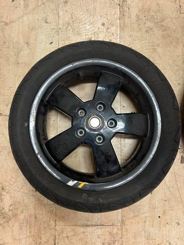 2x Vespa gts hpe voor velgen beschikbaar voor biedingen