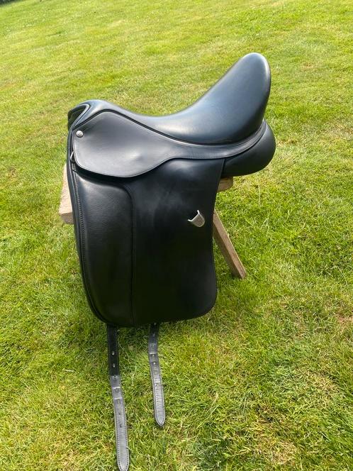 Bates dressage cair zwart 18”/ 46, Dieren en Toebehoren, Paarden en Pony's | Zadels, Zo goed als nieuw, Dressuur, Ophalen of Verzenden