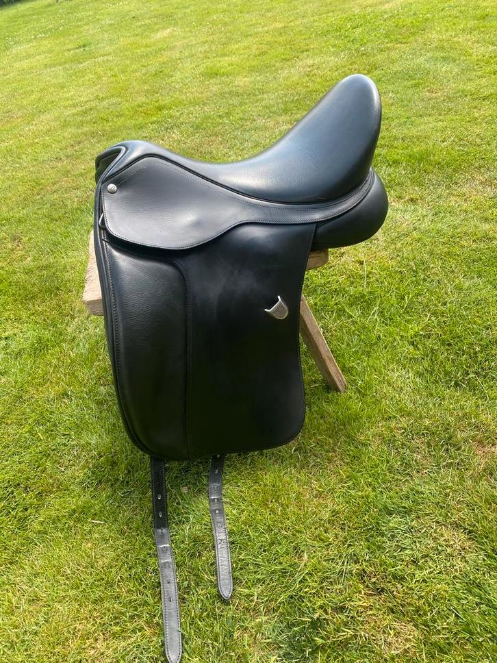 Bates dressage cair zwart 18”/ 46, Dieren en Toebehoren, Paarden en Pony's | Zadels, Zo goed als nieuw, Dressuur, Ophalen of Verzenden