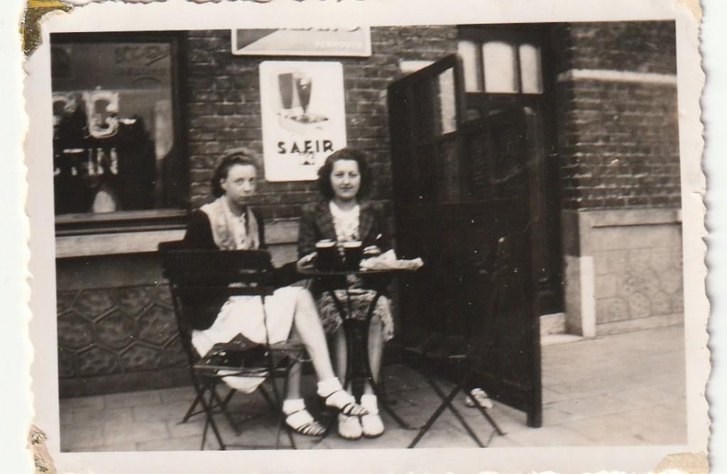 foto  -  dames    op   cafe  -  8.50 op 6  cm, Ophalen of Verzenden, Voor 1940, Zo goed als nieuw, Overige onderwerpen