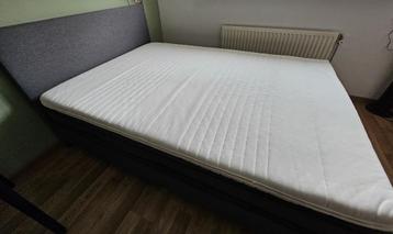 Boxspring 140x200 met Ikea topper beschikbaar voor biedingen