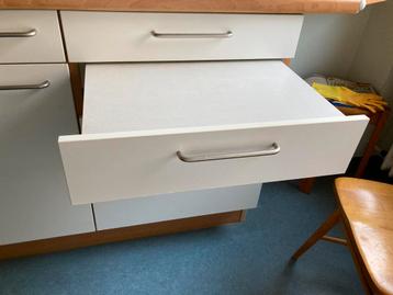 Uitrekbare tafel voor inbouw in keukenkast.