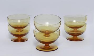 W.J. Rozendaal - 6 amber kleurige glaasjes / coupes / beschikbaar voor biedingen