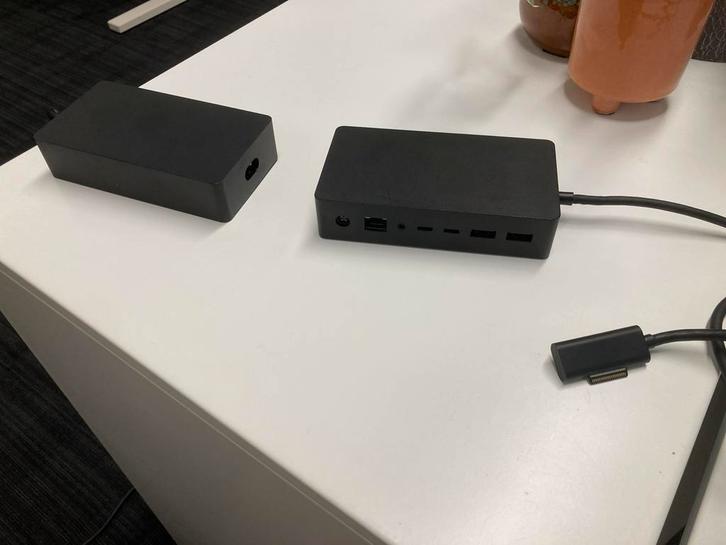 Microsoft Surface Dock 2 (Model 1917), Computers en Software, Dockingstations, Gebruikt, Docking station, Laptop, Ophalen of Verzenden