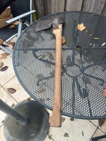 Enorme bijl beschikbaar voor biedingen