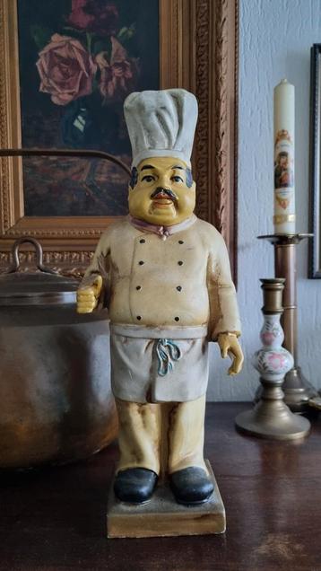 Keramiek beeld van een chef kok. beschikbaar voor biedingen