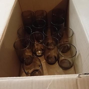 Set van bruine glazen beschikbaar voor biedingen