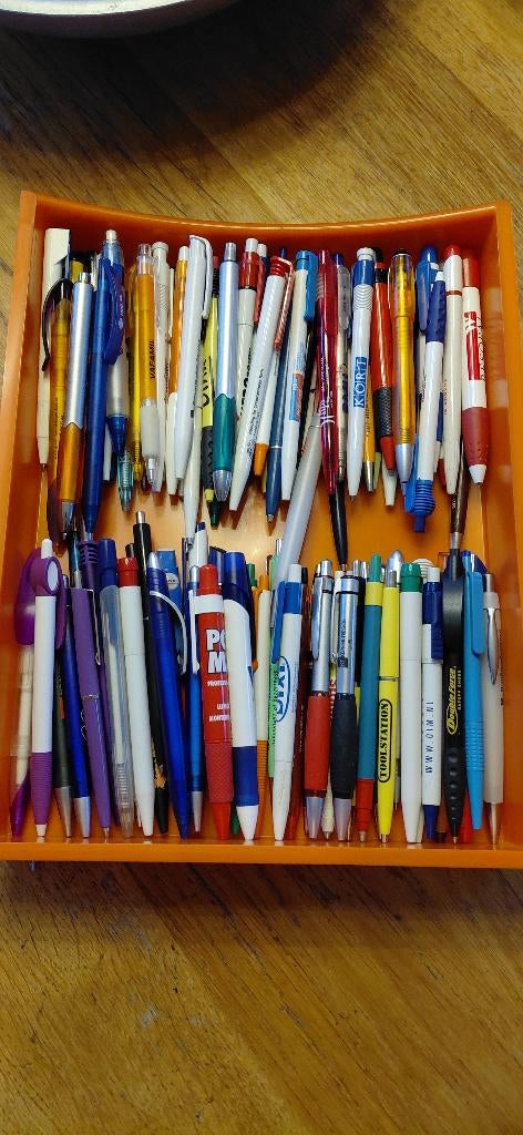 100 pennen met allemaal een verschillende opdruk, Overige merken, Gebruikt, Balpen, Ophalen of Verzenden