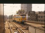 h260: dia van HTM PCC tram 2101, Den Haag CS, '80s, Verzamelen, Ophalen of Verzenden, Gebruikt, Tram, Kaart of Prent