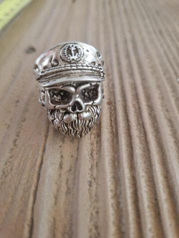 	 925 zilveren ring. Doodshoofd met pet. Maat 19. beschikbaar voor biedingen