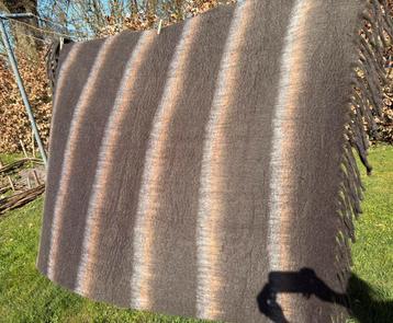 Prachtige plaid met echte wol en leuke dikke lange franjes! beschikbaar voor biedingen
