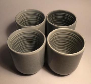 Vier kleine keramieken potjes, Chinese theekopjes beschikbaar voor biedingen