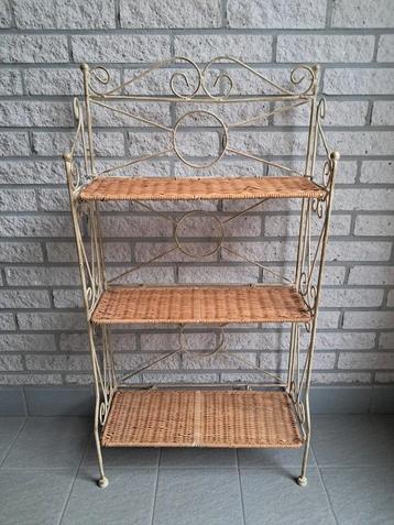 Mooi inklapbare opbergrek met riet gevlochten planken. beschikbaar voor biedingen