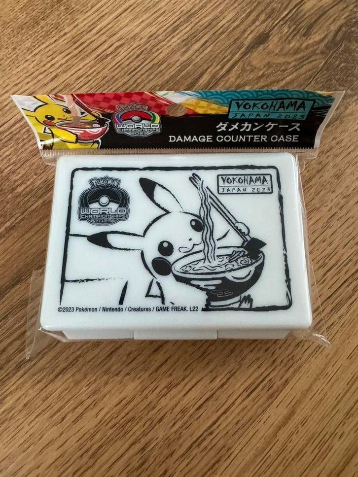 Worlds 2023 Yokohama Damage Counter Case - Gesealed, Hobby en Vrije tijd, Verzamelkaartspellen | Pokémon, Nieuw, Overige typen