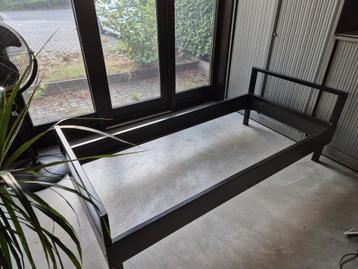 Robuust eenpersoonsbed 90x200 met stalen frame beschikbaar voor biedingen