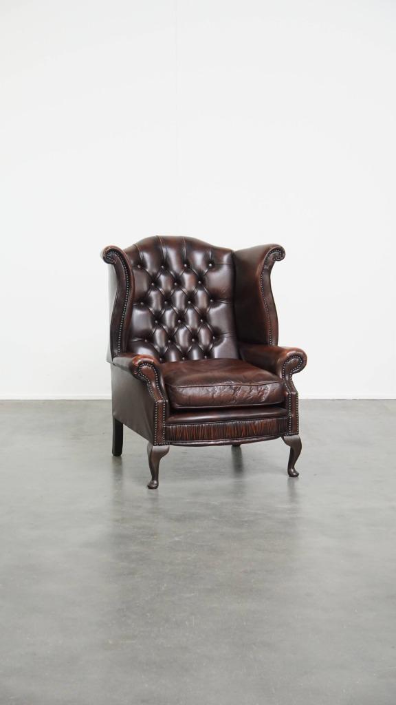 Warm gekleurde bruine rundleren chesterfield oorfauteuil, Huis en Inrichting, Fauteuils, Zo goed als nieuw, Hout, Leer, 75 tot 100 cm