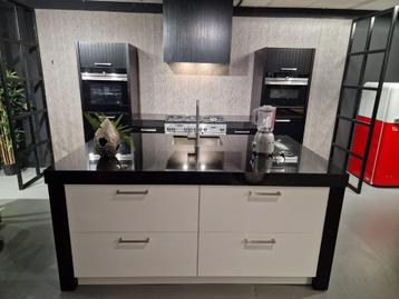 Showroomkeuken zwart hout met wit beschikbaar voor biedingen