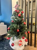 Kunstkerstboom Intratuin met rode ballen, lichtjes en doek, Diversen, Kerst, Ophalen of Verzenden, Zo goed als nieuw