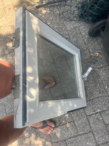 2 x hard houten kiepramen beschikbaar voor biedingen