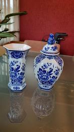 Delfs blauwe dekselvaas en zeshoekige vaas, handpainted., Antiek en Kunst, Antiek | Keramiek en Aardewerk, Ophalen of Verzenden