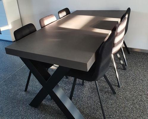 Betonlook eettafel met stalen X poten en 6 eetkamerstoelen, Huis en Inrichting, Tafels | Eettafels, Zo goed als nieuw, 50 tot 100 cm
