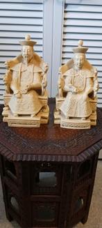 PAAR CHINESE KEIZERS HARSFIGUREN OP DRAKEN STOELEN 32CM HOOG, Ophalen of Verzenden