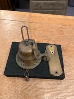 bronzen klokje aan ketting met muurhouder, Ophalen of Verzenden, Brons