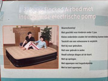 Nieuw Luchtbed 3-laags Flocked met elektrische pomp beschikbaar voor biedingen