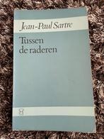 Jean-Paul Sartre - Tussen de Raderen, Boeken, Filosofie, Ophalen of Verzenden, Gelezen, Cultuurfilosofie, Jean-Paul Sartre