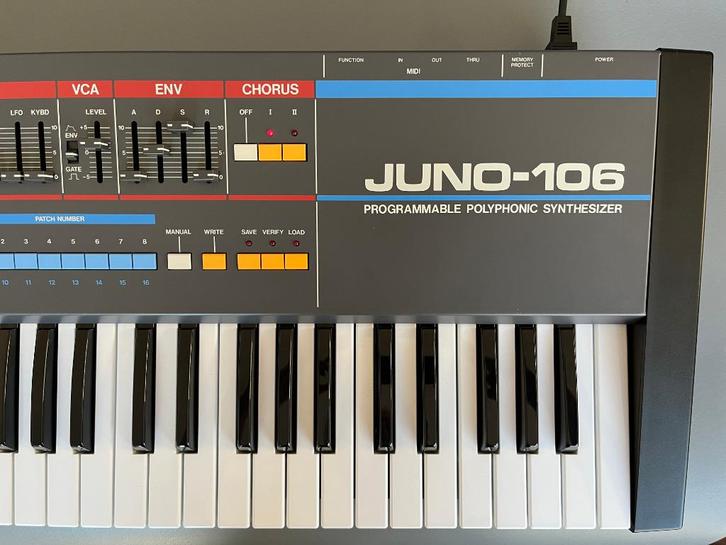 Roland Juno-106, Muziek en Instrumenten, Synthesizers, Zo goed als nieuw, 61 toetsen, Roland, Met koffer of flightcase, Ophalen