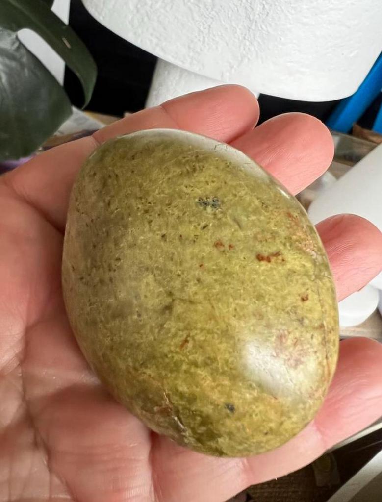 Raw Serpentine meditation / palm stone, Verzenden