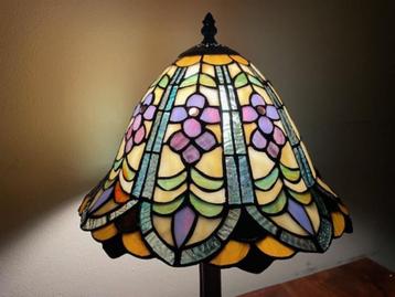 Tiffany tafellamp, lamp met glas in lood kap hoogte 48 cm beschikbaar voor biedingen