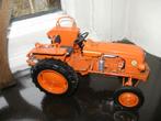tractor Renault D22 legende serie Universal hobbies 1:16, Overige merken, Verzenden, Zo goed als nieuw, Groter dan 1:32