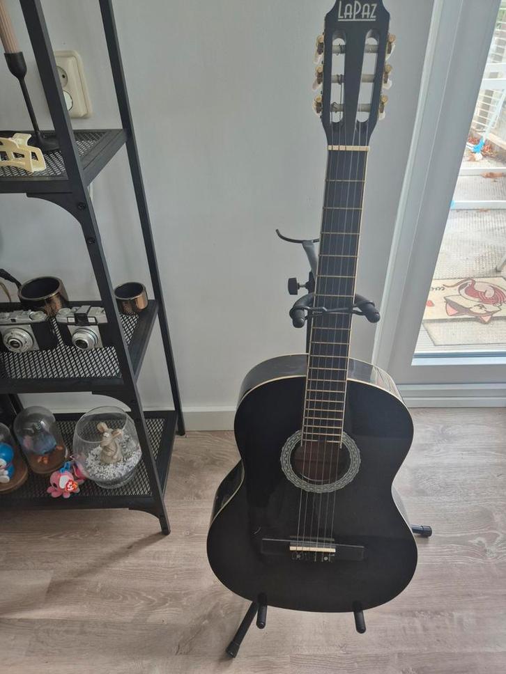 Lapaz akoestische gitaar + gitaarhouder, Muziek en Instrumenten, Snaarinstrumenten | Gitaren | Akoestisch, Gebruikt, Klassieke of Spaanse gitaar