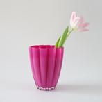 Fuchsia roze glazen vaas golvend, Huis en Inrichting, Woonaccessoires | Vazen, Minder dan 50 cm, Glas, Ophalen of Verzenden, Zo goed als nieuw