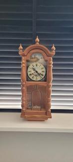 Houten wandklok met slinger, Ophalen