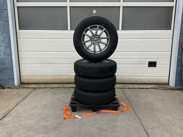 Mitsubishi - Outlander.  M + S.  Winterset. 215- 70 - 16. beschikbaar voor biedingen