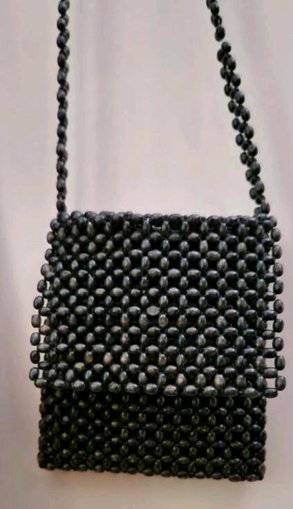 Handtasje van houten kralen, Sieraden, Tassen en Uiterlijk, Tassen | Damestassen, Gebruikt, Handtas, Zwart, Ophalen of Verzenden