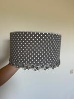 Lampenkap, grijs/roomwit, met prachtige sierrand onderlangs., Huis en Inrichting, Lampen | Lampenkappen, Ophalen, 25 tot 50 cm