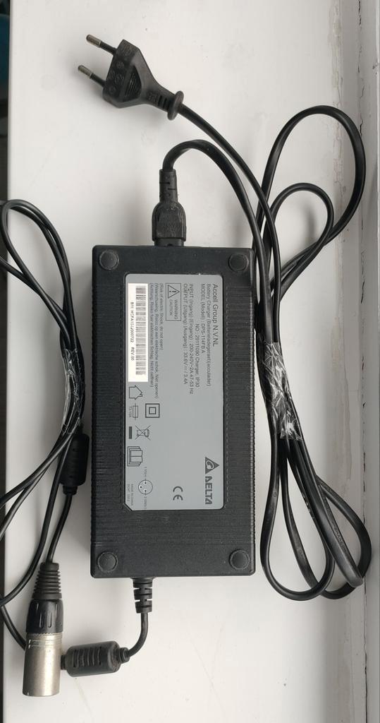 Accell/ Delta E-bike Lader 33.6V 3.4A Sparta/ Batavus/ Koga, Fietsen en Brommers, Fietsaccessoires | Overige Fietsaccessoires