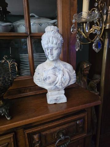 Stenen borstbeeld vrouw.  33 cm hoog en 21 cm breed. beschikbaar voor biedingen