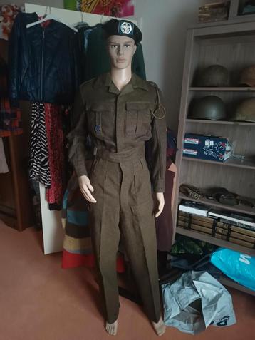 Nederlands uniform.
 beschikbaar voor biedingen