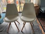 Twee moderne stoelen met houten poten, Huis en Inrichting, Gebruikt, Twee, Wit, Ophalen