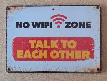 Tekstbord " NO WIFI ZONE TALK TO EACH OTHER " blik nieuw beschikbaar voor biedingen