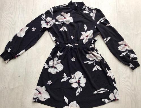 Zwart jurkje maat M van ONLY, Kleding | Dames, Jurken, Zo goed als nieuw, Maat 38/40 (M), Zwart, Knielengte, Ophalen of Verzenden