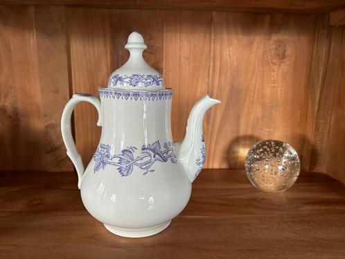 Geranium lila koffiepot klein model, Antiek en Kunst, Antiek | Servies los, Ophalen of Verzenden