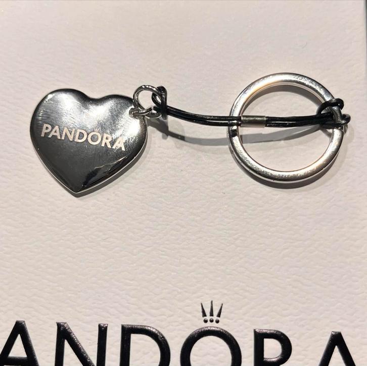 Pandora Sleutelhanger / Key Ring, Sieraden, Tassen en Uiterlijk, Bedels, Zo goed als nieuw, Pandora, Zilver, 1 bedel, Ophalen of Verzenden