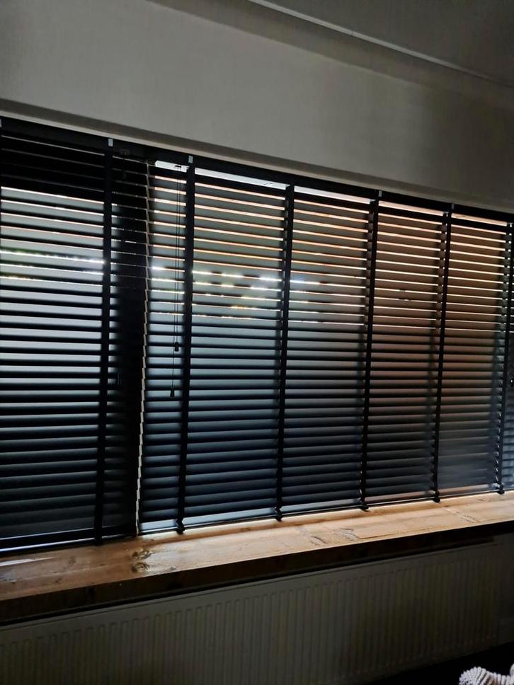 Houten jaloezieen zwart 50m nieuw in de doos, Huis en Inrichting, Stoffering | Gordijnen en Lamellen, Nieuw, Zwart, Ophalen