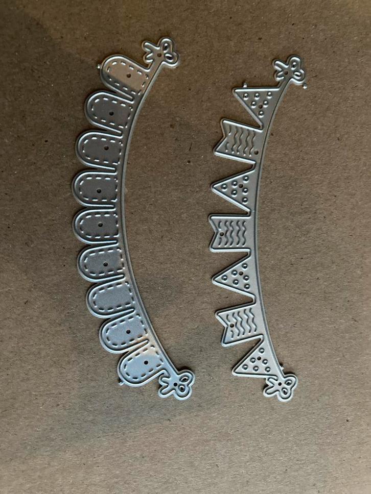 2 Stuks Metalen Snijmallen slingers, Hobby en Vrije tijd, Knutselen, Zo goed als nieuw, Gereedschap of Toebehoren, Ophalen of Verzenden